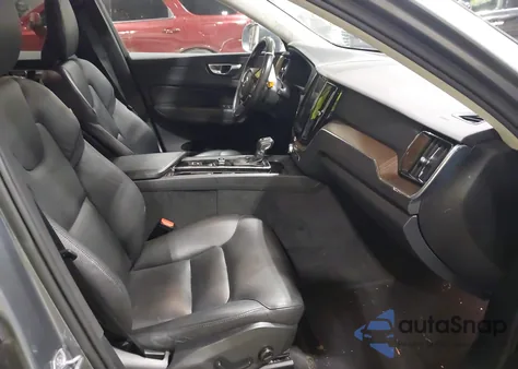 2021 Volvo Xc60 T5 Momentum z USA, uszkodzony, nr VIN YV4102RK3M1822289